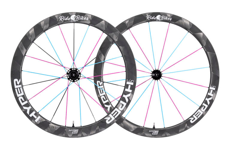 Lún HYPER D45 disc brake carbon wheelset, 45mm deep rims, colorful spokes, white HYPER branding, product showcase.