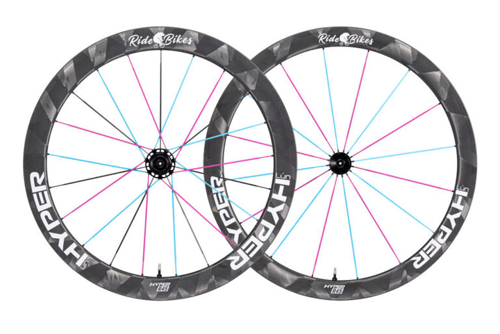 Lún HYPER D45 disc brake carbon wheelset, 45mm deep rims, colorful spokes, white HYPER branding, product showcase.