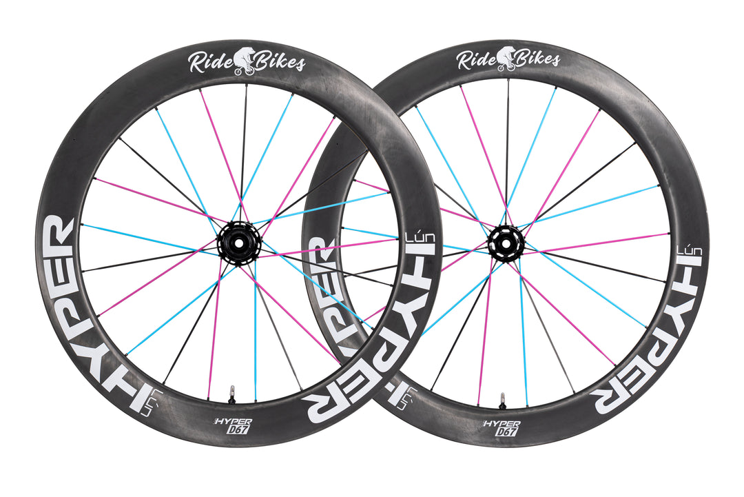 Lún HYPER D67 disc wheelset with 60mm front and 68mm rear carbon rims, matte white branding, black hubs and colorful spokes.