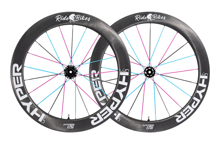 Lún HYPER D67 disc wheelset with 60mm front and 68mm rear carbon rims, matte white branding, black hubs and colorful spokes.