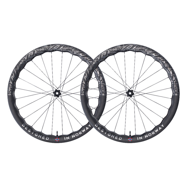 UNAAS HARD2 D50 disc brake wheelset with carbon fiber rims, designed in Norway with Norwegian flag emblem.