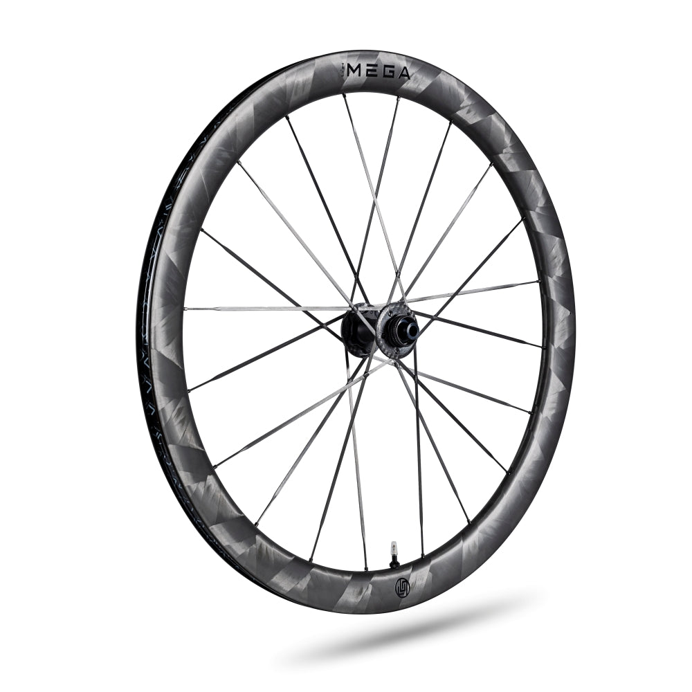 Lún MEGA D45 carbon disc wheelset with grey/black textured rim, black hub, and black Halo Spokes.