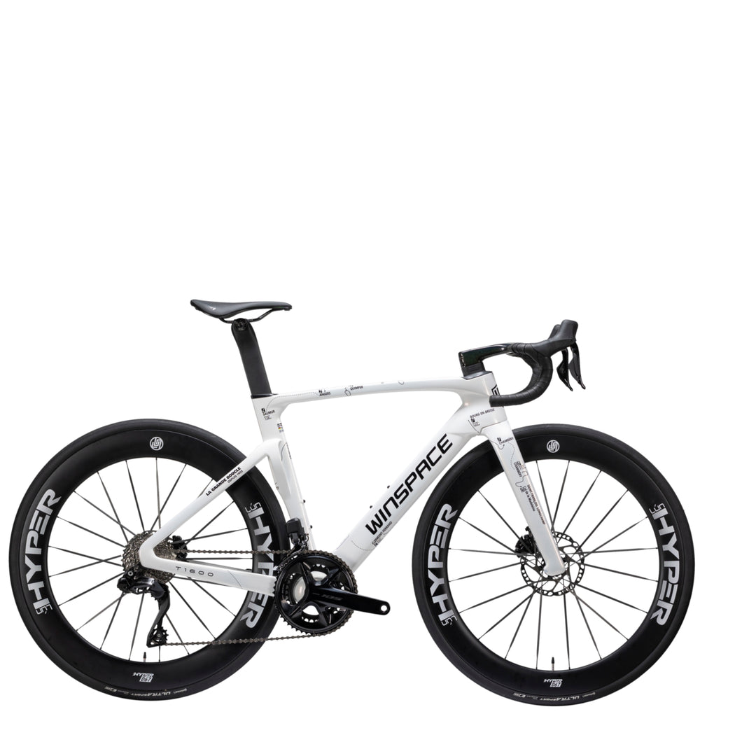 White WINSPACE T1600 105 Di2 carbon road bike with black HYPER wheels and disc brakes, displayed on product page.