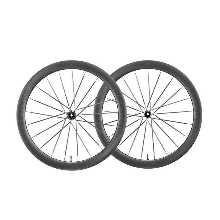 Pair of matte dark grey carbon fiber HYPER 5 bicycle wheels with thin spokes and visible "LUN HYPER D50" text on rim.