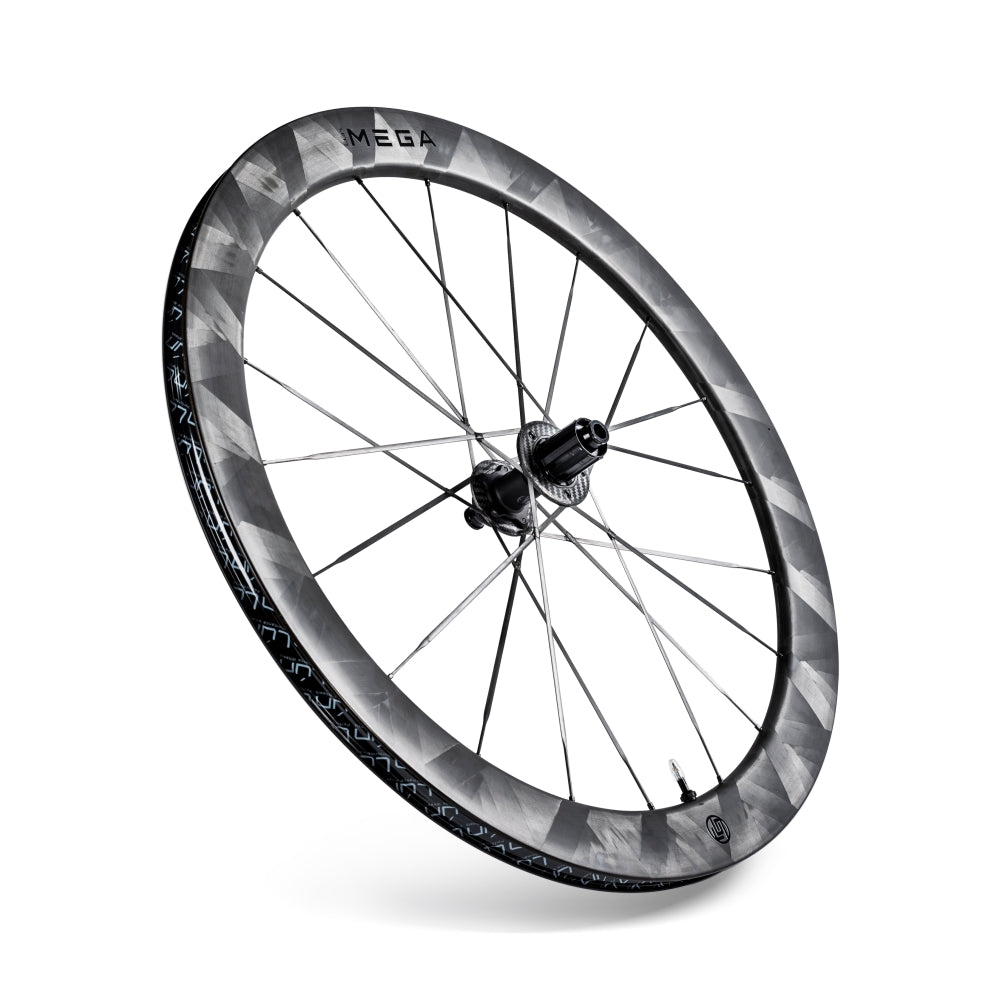 Lún MEGA D45 carbon disc wheelset with grey/black pattern, black hub, and thin Halo Spokes.