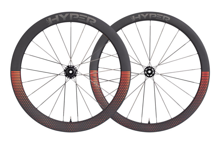 Lún HYPER D45 disc brake carbon wheelset, matte black rims with orange-red geometric gradient and HYPER logo.