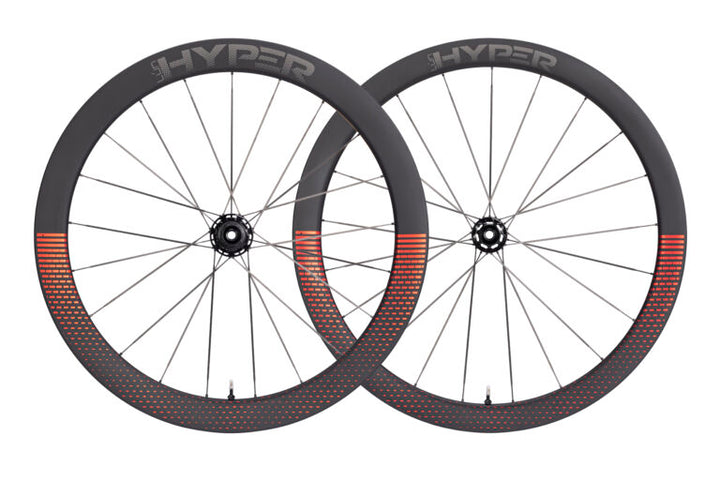 Lún HYPER D45 disc brake carbon wheelset, matte black rims with orange-red geometric gradient and HYPER logo.