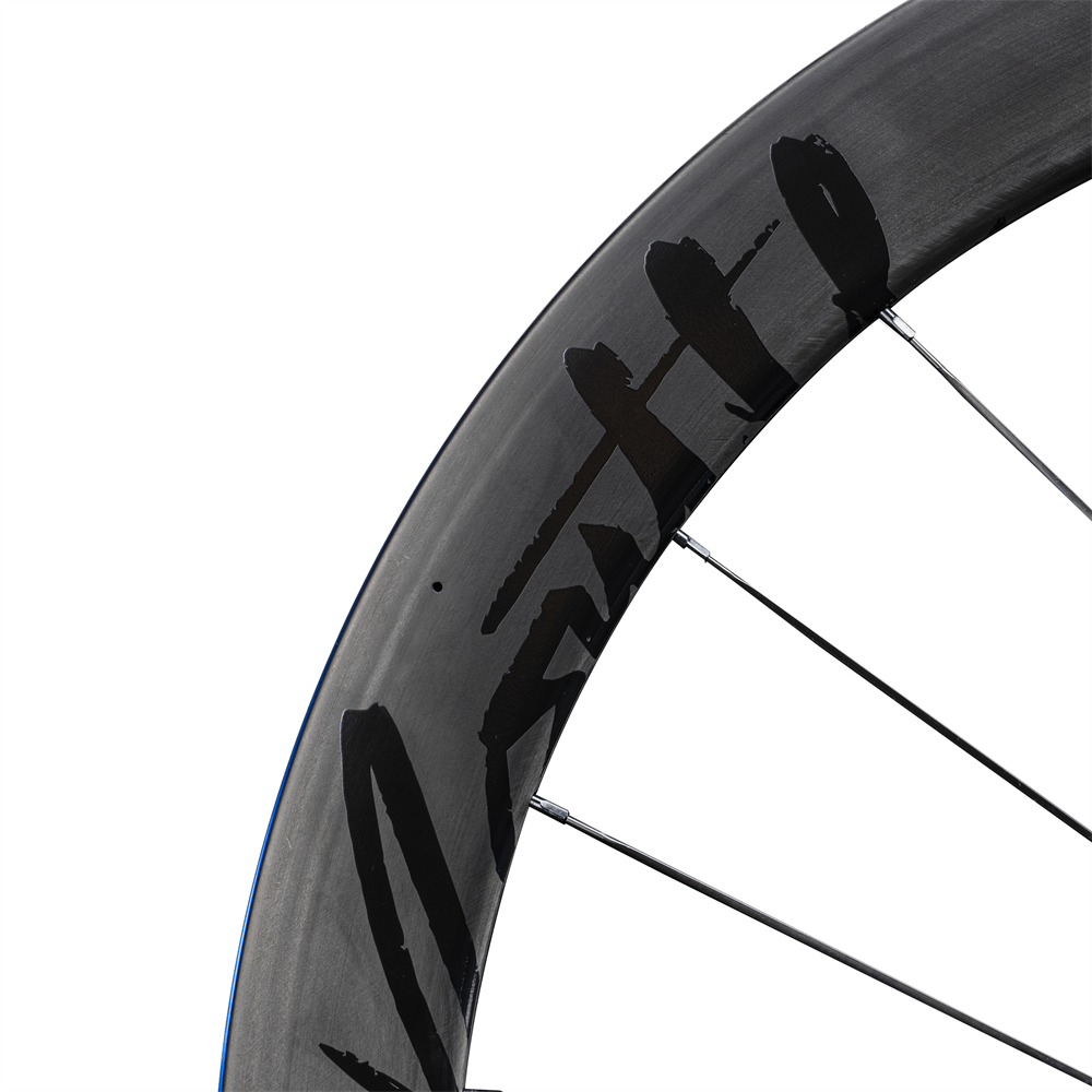 Lún Routte carbon wheelset, matte finish, close-up showing black branding and blue accent line.
