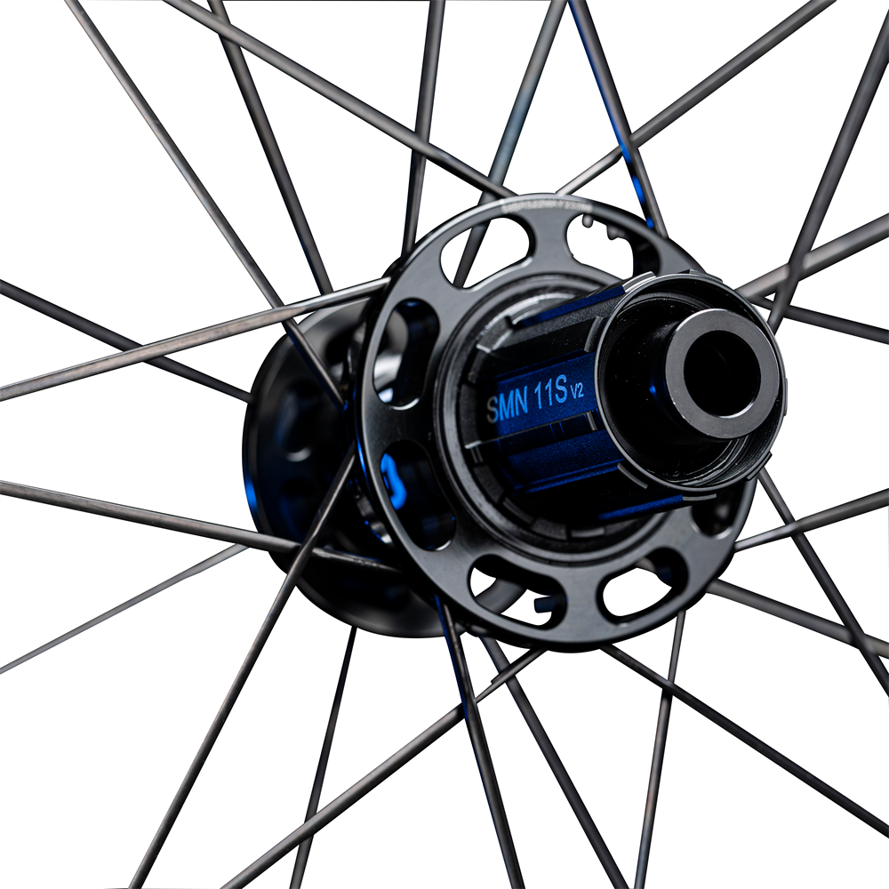 Lún Routte carbon wheelset rear hub: matte black, blue SMN 11S v2 freehub, Lún logo. Product page detail.