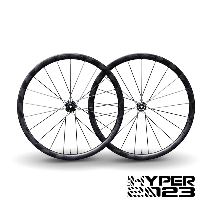 Lún HYPER D33 disc brake wheelset, dark carbon rims, geometric pattern, carbon spokes.