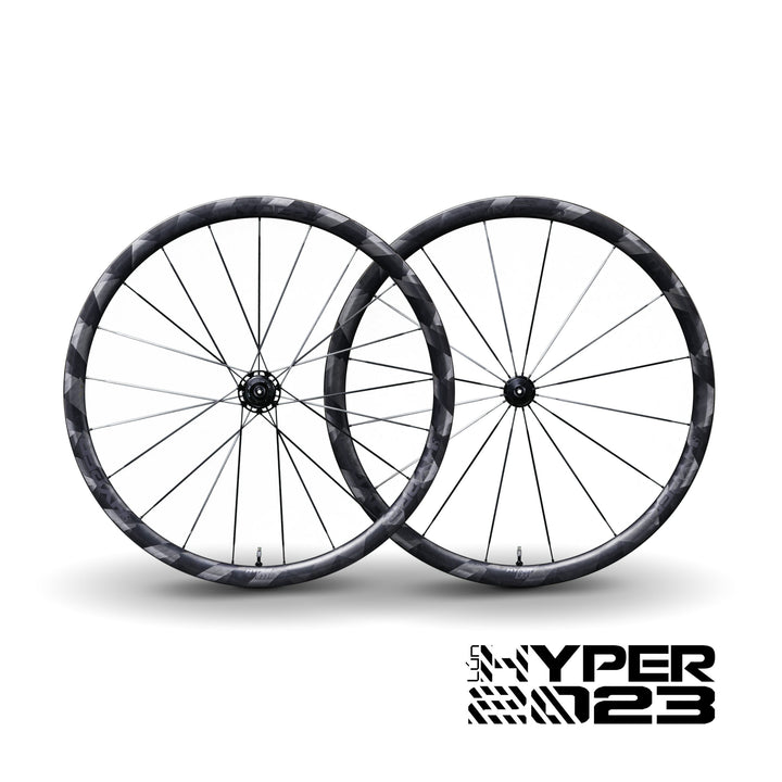 Lún HYPER R33 carbon fiber rim brake wheelset with patterned rims and black spokes on a white background.