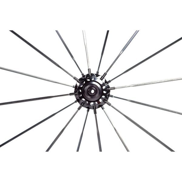 Lún HYPER 50mm carbon road bike wheelset front hub with 16 aero spokes, close up.