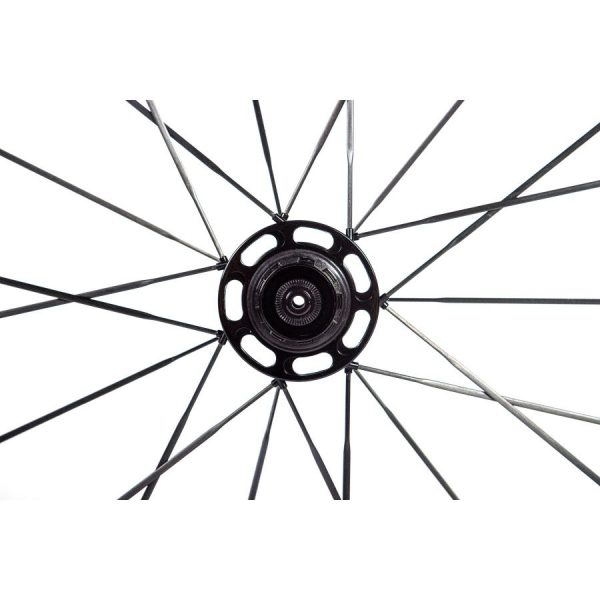 Lún HYPER 50mm road bike wheelset front hub with 16 carbon spokes, radial lacing.