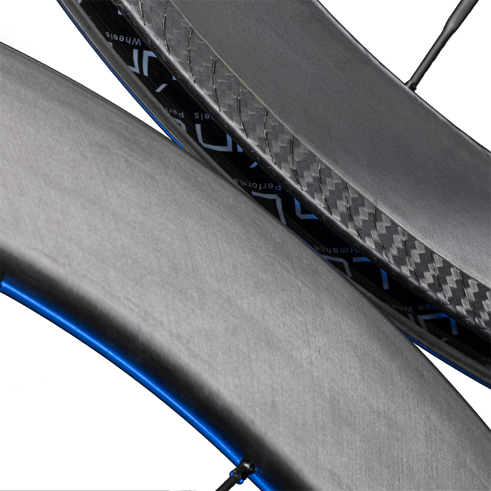 Lún HYPER 23 SE D45 disc wheelset: matte UD carbon rim, blue accent, white Lún logo, black spokes.