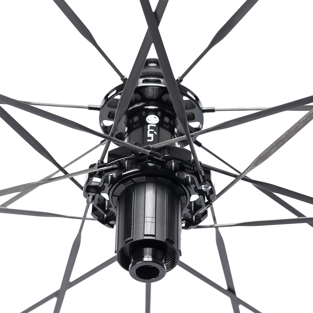 Lún HYPER 3 D45 carbon wheelset hub detail: black UD finish, 5.2mm carbon spokes, titanium ratchet, Lún branding.