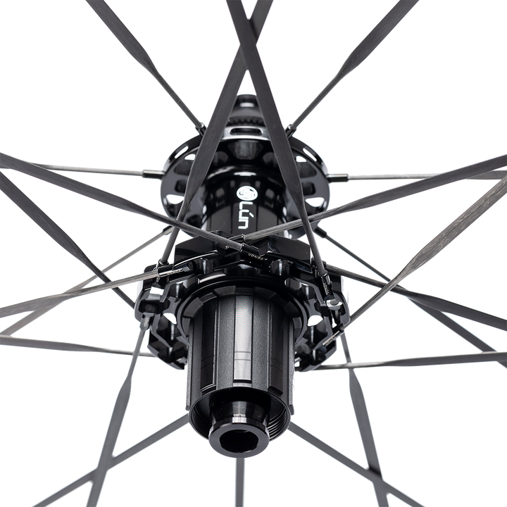 Lún HYPER 3 D45 carbon wheelset hub detail: black UD finish, 5.2mm carbon spokes, titanium ratchet, Lún branding.
