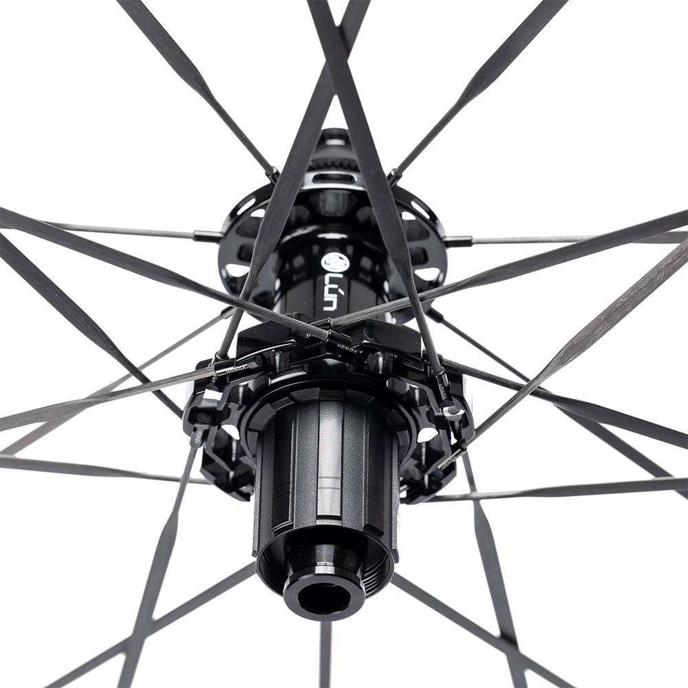 HYPER 3 D33 rear wheel hub: black titanium ratchet, carbon spokes with T-LOCK nipples, matte finish, LN logo.