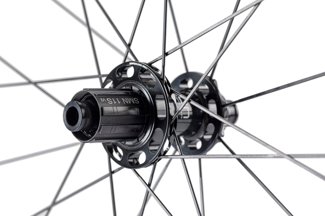 Lún Road TD30 rear disc brake wheel hub with SMN 11s v2 freehub body and bladed spokes.