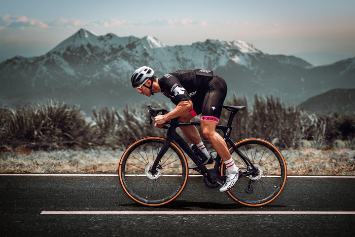 Lún HYPER D33 disc brake wheelset on road bike with cyclist riding on mountain road.