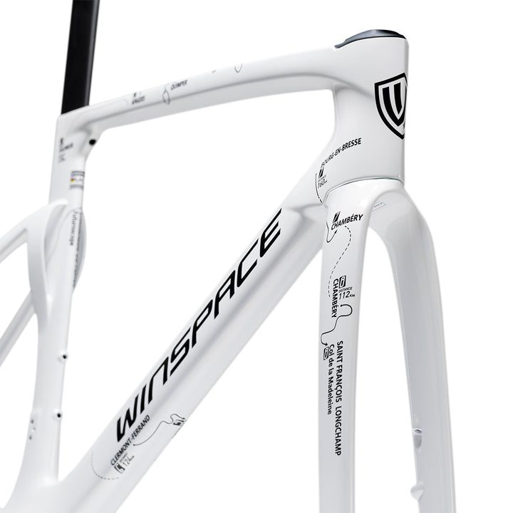 WINSPACE T1600 white carbon fiber bicycle frame with black 'La Grande Boucle' route graphics and WINSPACE logo.