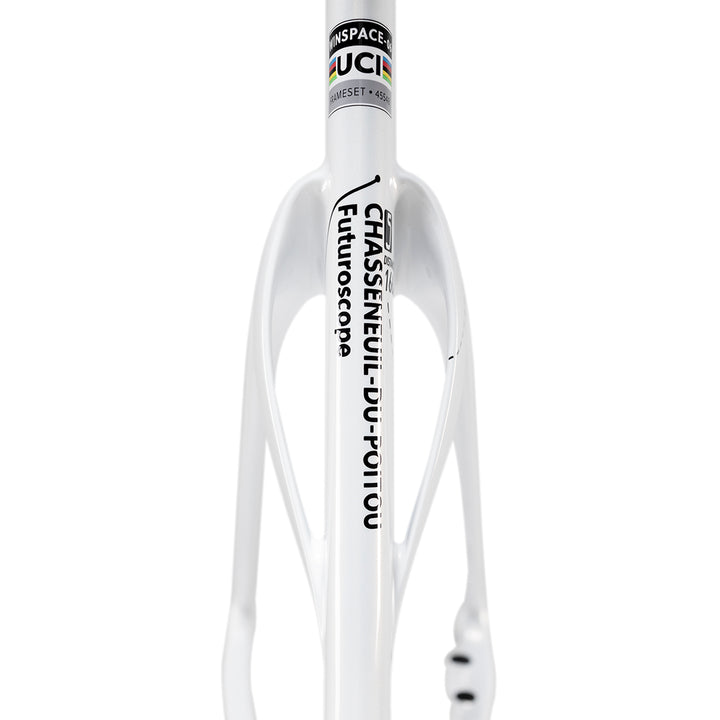 WINSPACE T1600 white carbon fiber bicycle fork with 'CHASSENEUIL-DU-POITOU Futuroscope' text and UCI sticker.