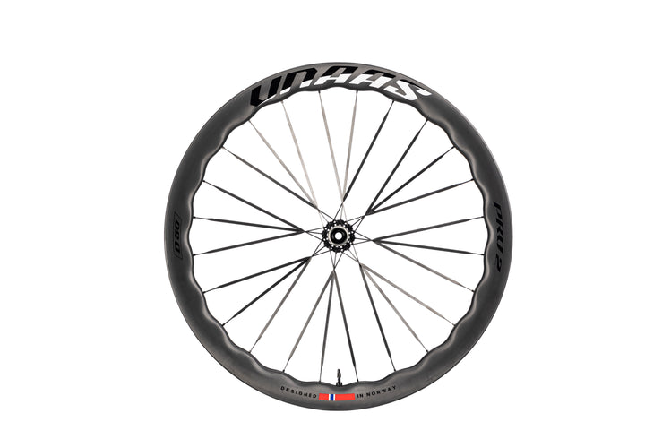 UNAAS Pro2 Wave carbon bicycle wheel with unique wave rim and white branding. Designed in Norway.
