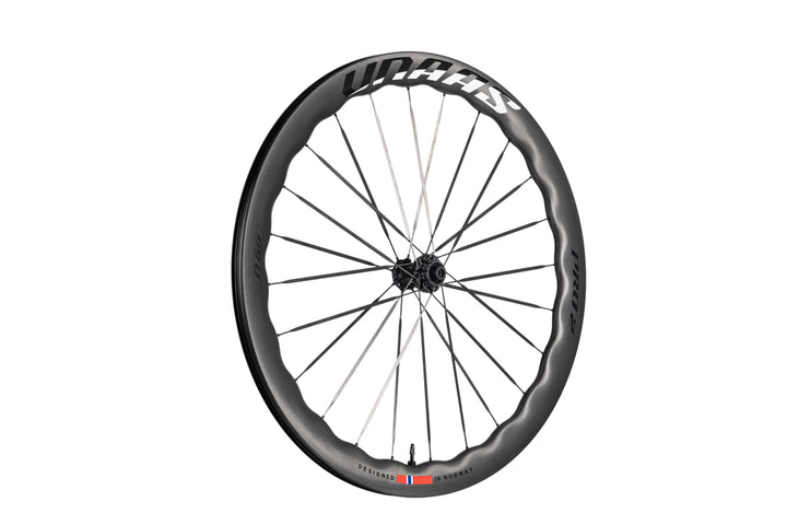 UNAAS Pro2 Wave carbon bicycle wheel with wavy rim, silver branding, and Norwegian flag detail. Product showcase.