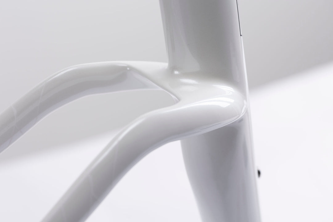 WINSPACE Agile carbon fiber bike frame, glossy white finish, aerodynamic seat tube junction and rear triangle design.