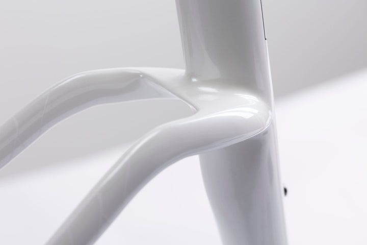 WINSPACE Agile carbon fiber bike frame, glossy white finish, aerodynamic seat tube junction and rear triangle design.