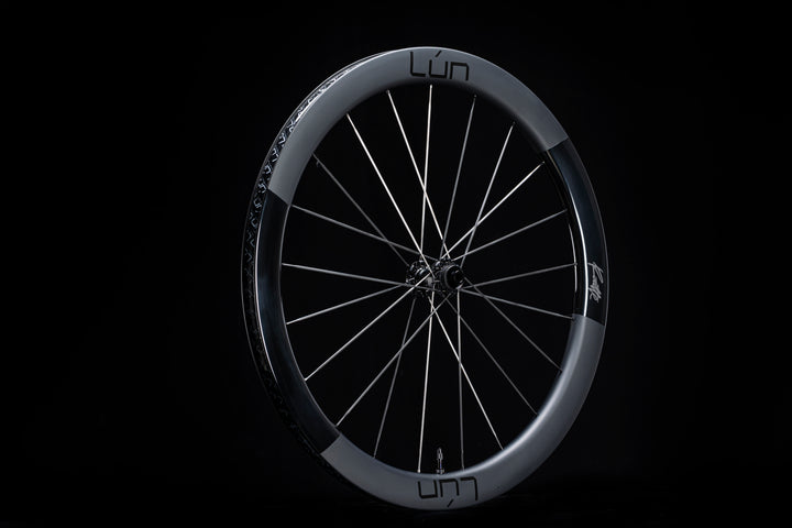 Lún Routte 3 matte grey carbon fiber bicycle wheel with silver spokes and black hub, showcasing product appearance.