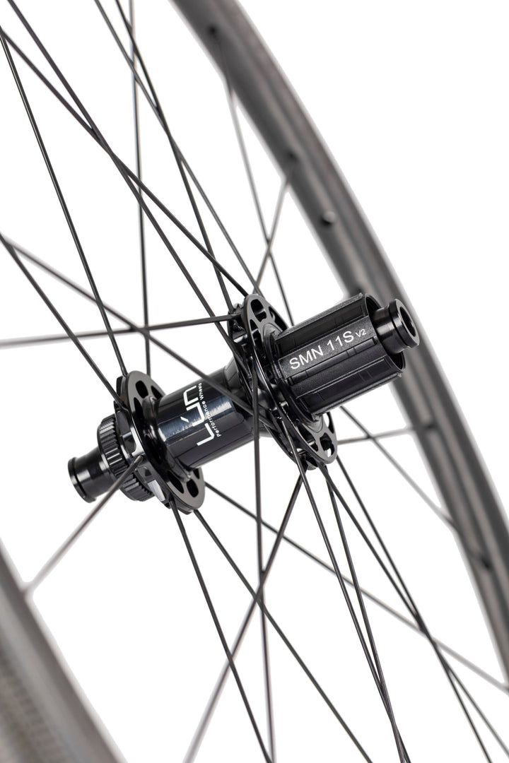 Lún Road TD30 rear disc brake wheel hub with SMN 11s v2 freehub body and black spokes.