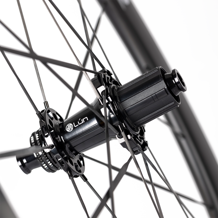 HYPER 3 D45 carbon wheel hub detail: matte UD, black freehub, carbon spokes, Lún branding. Shows hub/spoke details.