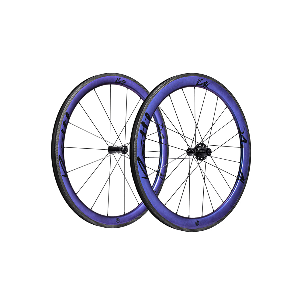 Lún Routte SE 45mm iridescent purple carbon fiber rim brake wheelset, black branding, tubeless ready, for product showcase.
