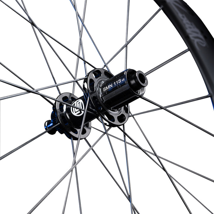Lún Routte SE 45mm disc brake wheelset rear hub detail, black with blue accents and SMN 11S v2 marking.