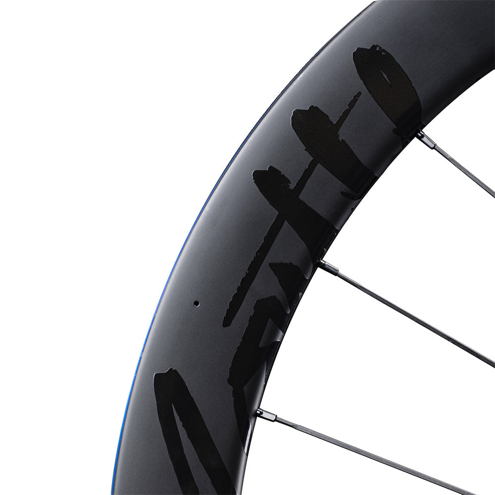 Lún Routte SE 45mm disc brake wheelset, matte dark carbon fiber with bold black Lún & Routte logos. Close-up.