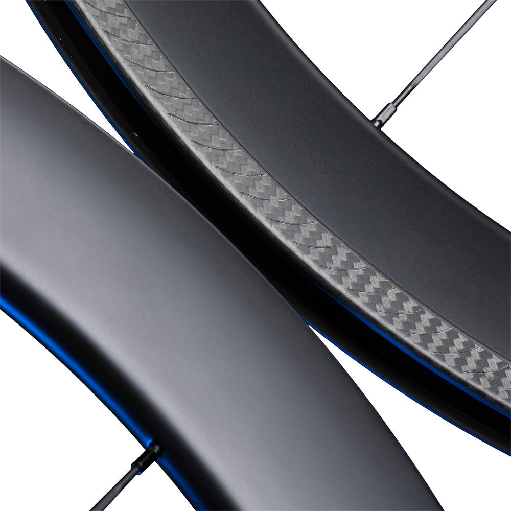 Lún Routte SE 45mm matte grey carbon fiber road bike wheelset close-up showcasing rim brake track texture.