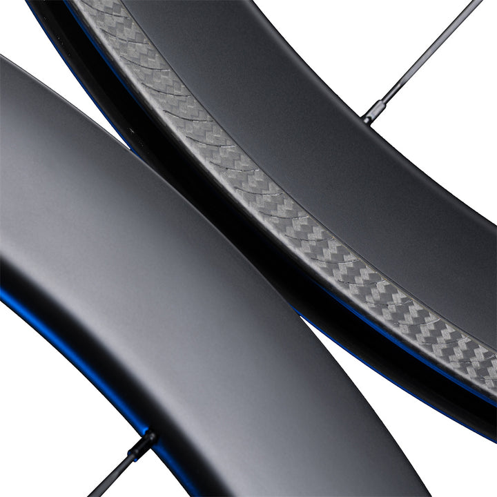 Lún Routte SE 45mm matte grey carbon fiber road bike wheelset close-up showcasing rim brake track texture.
