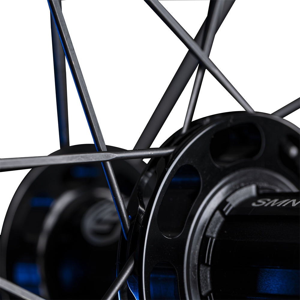 Lún Routte SE 45mm disc wheelset hub detail, black metal with blue accents and SMN 11S marking.