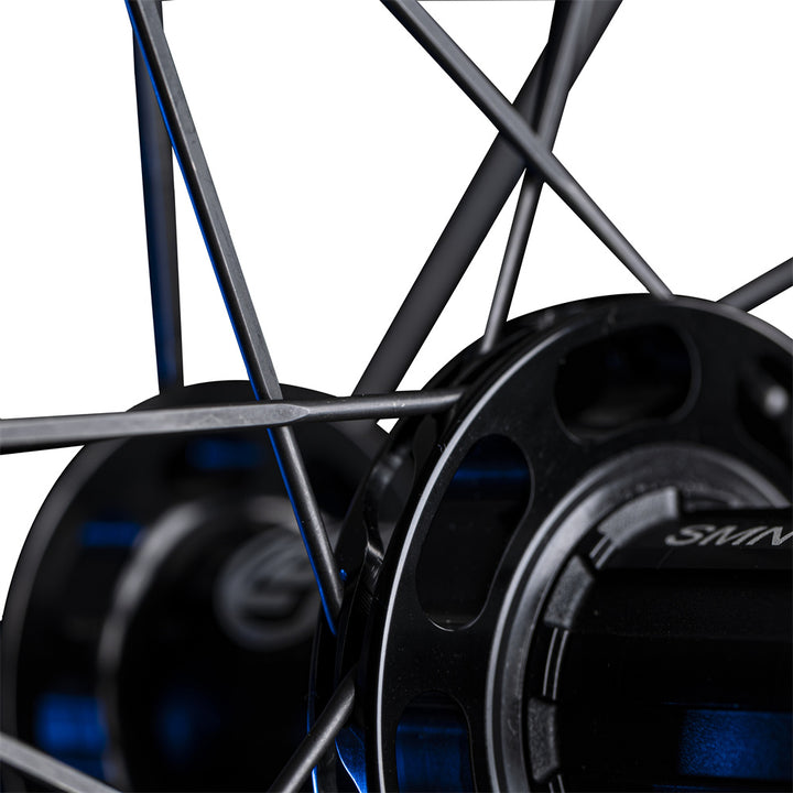 Lún Routte SE 45mm disc wheelset hub detail, black metal with blue accents and SMN 11S marking.