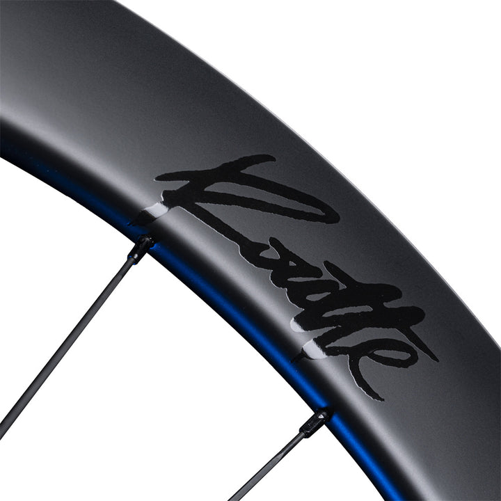 Lún Routte SE 45mm disc brake wheelset, matte dark carbon fiber with black 'Routte' logo and blue rim accent.