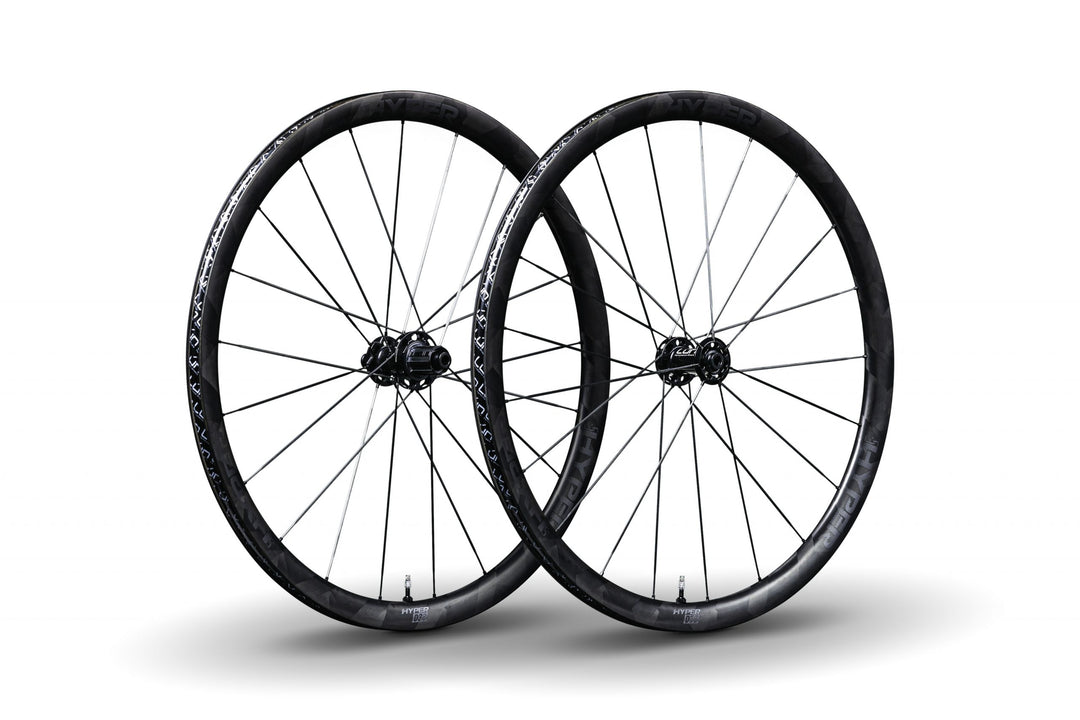 Lún HYPER D33 disc brake wheelset with deep-section dark carbon rims and black carbon spokes on a white background.