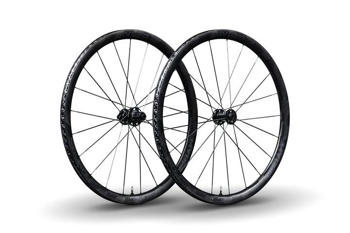 Lún HYPER D33 disc brake wheelset with deep-section dark carbon rims and black carbon spokes on a white background.