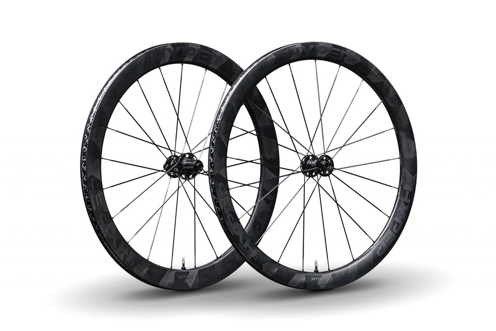 Lún HYPER D45 disc brake wheelset, 45mm matte black carbon rims with geometric pattern, black hubs.