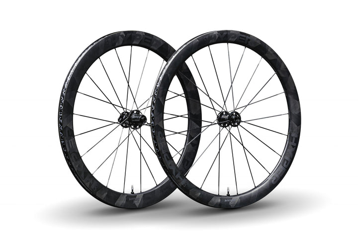 Lún HYPER D45 disc brake wheelset, 45mm matte black carbon rims with geometric pattern, black hubs.