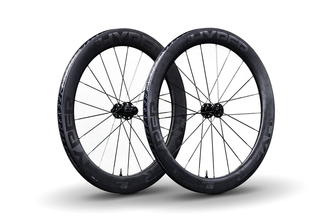 Lún HYPER D67 disc brake wheelset with matte 67mm deep carbon rims and black carbon spokes.