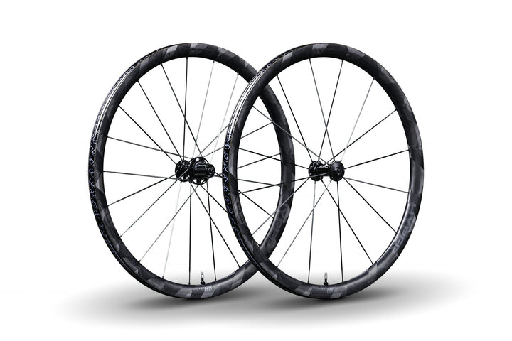 Lún HYPER R33 carbon wheelset, 35mm deep rims with geometric pattern, black spokes on white background.