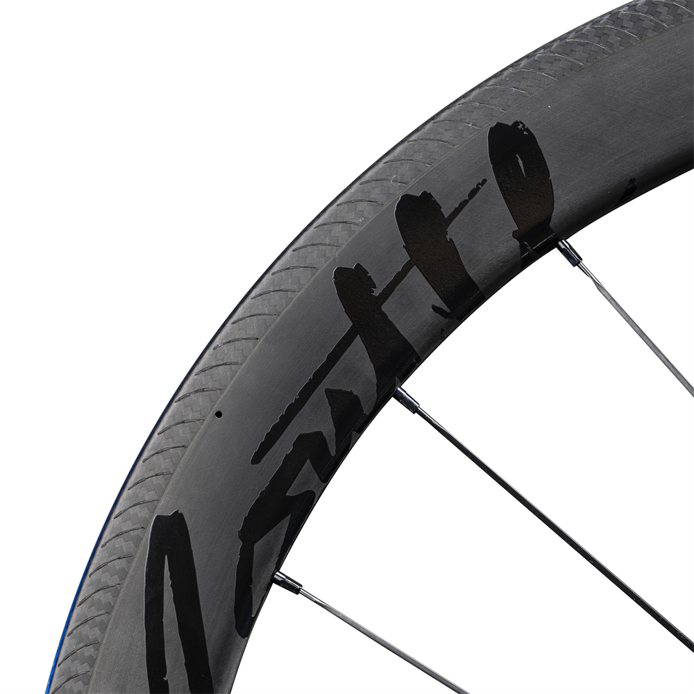 Lún Routte matte carbon wheelset close-up with black Routte branding and blue accent line.