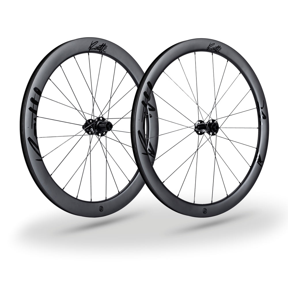 Lún Routte SE 45mm disc carbon wheels. Matte dark w/ black Lún & Routte logos. 46mm front/54mm rear F-RAPID aero design.