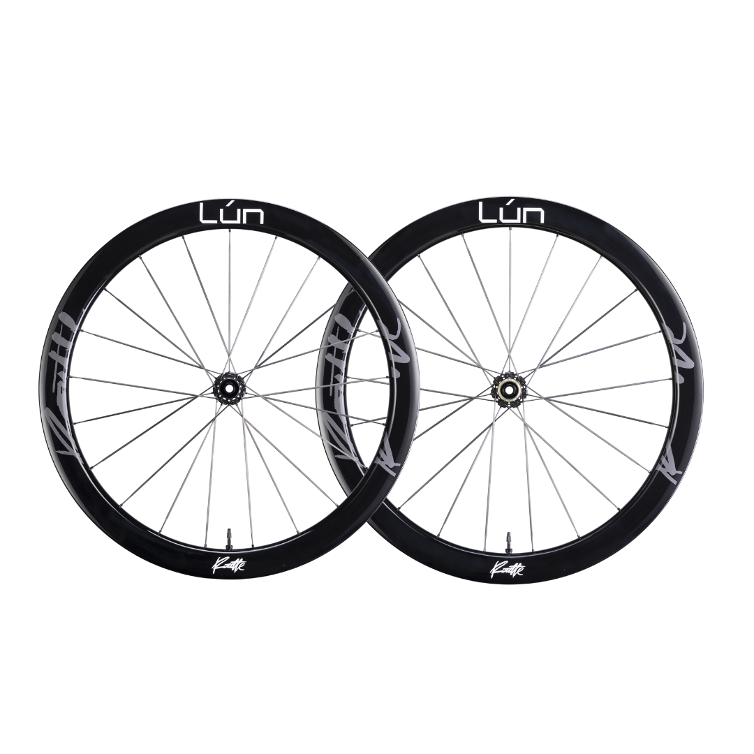 Two Lún Routte 3 carbon fiber bicycle wheels, glossy black with silver Lún branding, showcasing product appearance.
