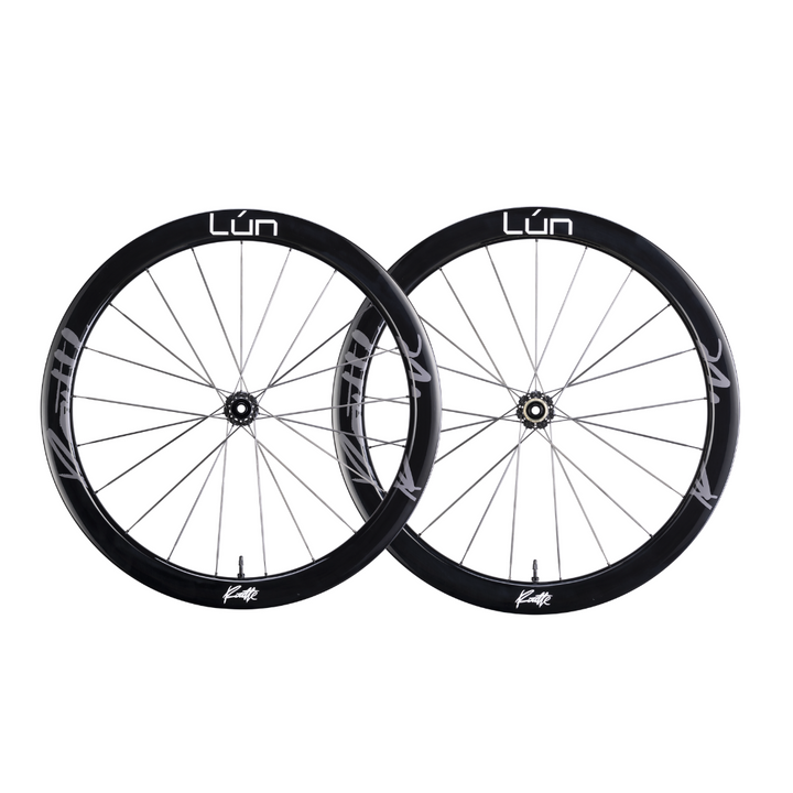 Two Lún Routte 3 carbon fiber bicycle wheels, glossy black with silver Lún branding, showcasing product appearance.
